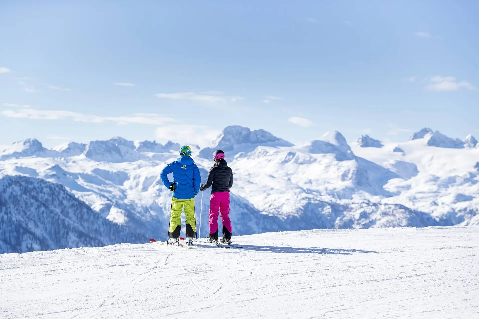 Zwei Skier auf der sicheren Piste vor dem Dachstein Gletscher Panorama.